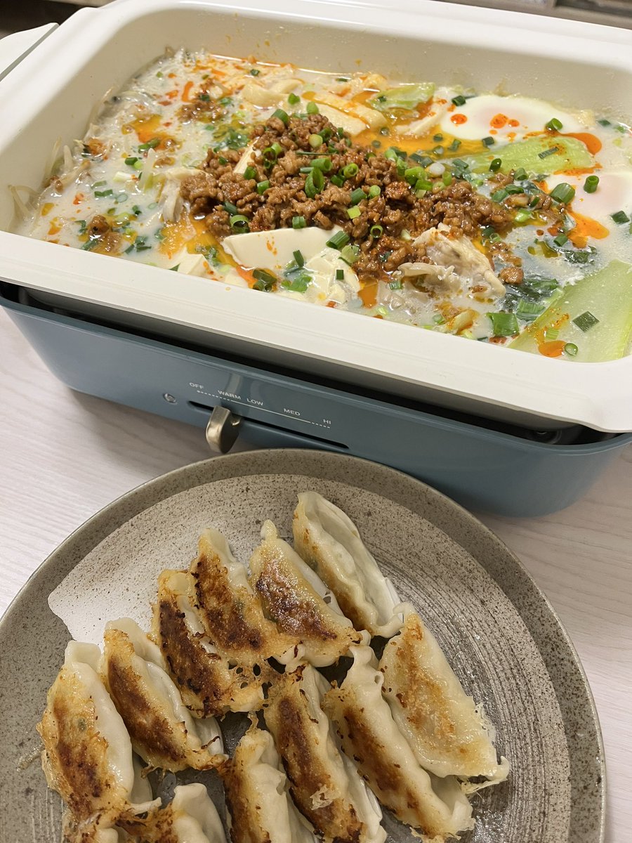 nene_camper's tweet photo. 坦々鍋と餃子。
お鍋が恋しい気温だ。むふふ🤤
キャンプでお鍋、やってみたいなぁ🥺
#飯テロ https://t.co/NHIcRxKTN5