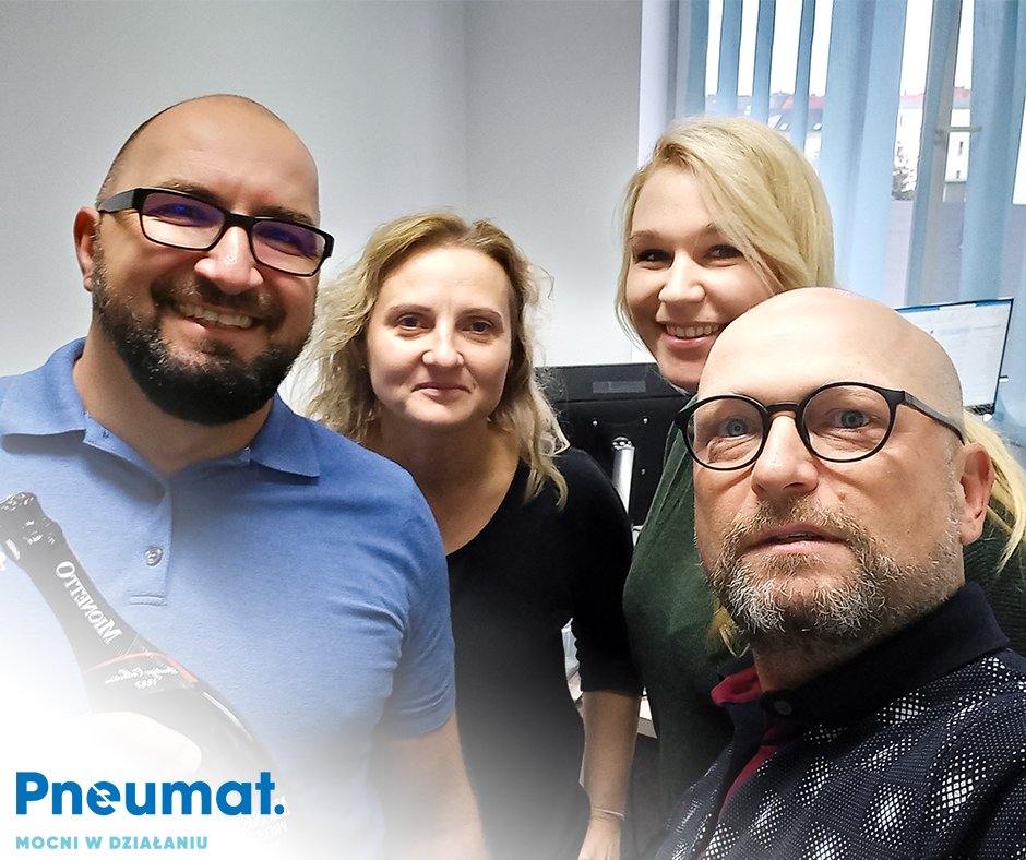 PNEUMATSYSTEM's tweet photo. Z radością witamy Filipa na pokładzie gorzowskiego biura regionalnego Pneumat., który dołączył do mobilnej ekipy z regionu. Stacjonarni pracownicy wraz z Dyrektorem przywitali Filipa w pierwszy dzień jego pracy po szkoleniach onboardingowych we Wrocławiu. 😊 https://t.co/wwxOugmo10