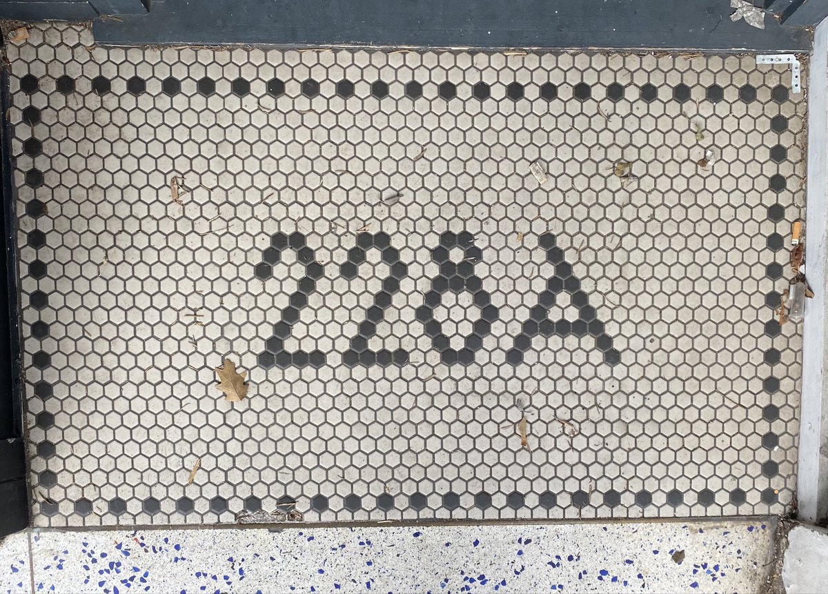 DarrenMcLean_uk's tweet photo. This mass produced style applied to mesh dramatically lowered the cost of mosaics. They could be customised by replacing the field colour with a contrasting colour, black in this instance. 

Notting hill. https://t.co/HEN6DknQOY