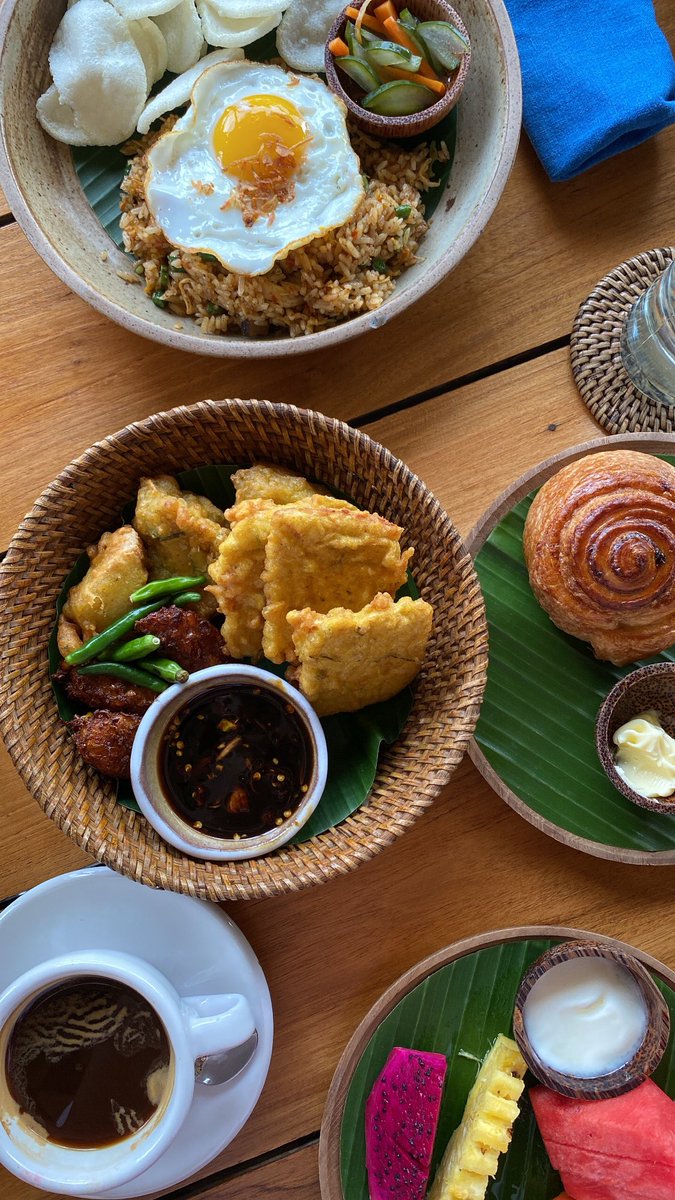 Dear <a href="/AleixEspargaro/">Aleix Espargaró</a> &amp; <a href="/88jorgemartin/">Jorge Martín Almoguera</a> , please order the ‘Gorengan platter’ at the hotel you stayed during your visit. Skip the granola &amp; have gorengan for breakfast. May not good for the race week diet, but gorengan is GOOOOOD 👌🏼🤣