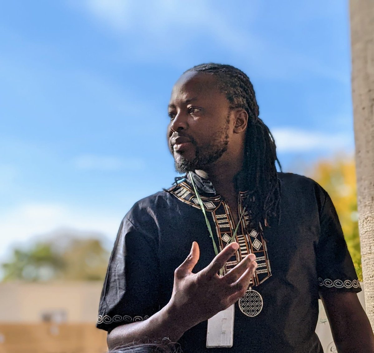 diplomacy_lab's tweet photo. Patrick Mpedzisi at the Realigning Diplomacy Lab, with a profound exercise with proverbial knowledge that speak of values. Some great examples from African tribes!
"Inkovu iphuma ethangeni."
'The juice comes out of the pumpkin.'
Stunning photo by @chrisF
#GlobalDiplomacyLab https://t.co/OE9ujYt0yt