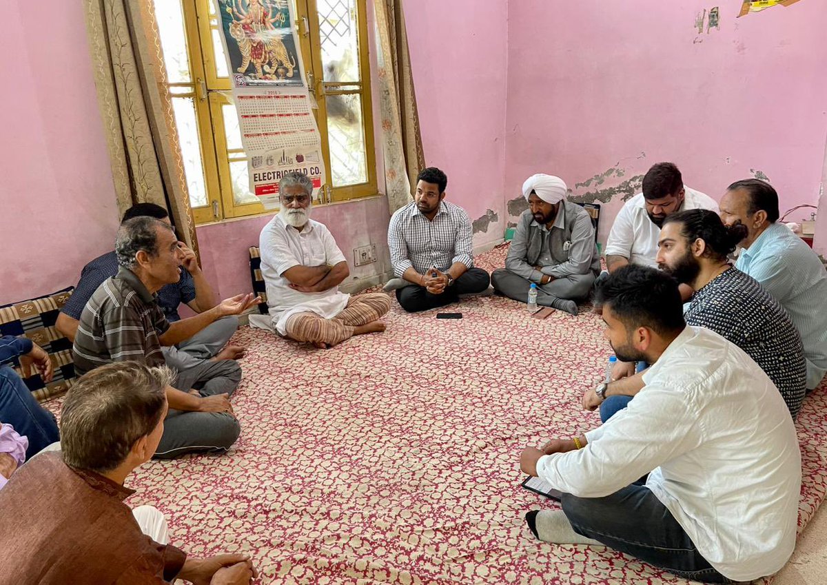 jkypamrit's tweet photo. Today our Prabhari @_AapkaGaurav offered free education to both children of Late Sh.Puran krishan bhat JI in any school of PUNJAB/DELHI. Happy to see our party initiating these kind of small packages for people of J&amp;K @AamAadmiPartyJK https://t.co/m7oU7Xlj6Z