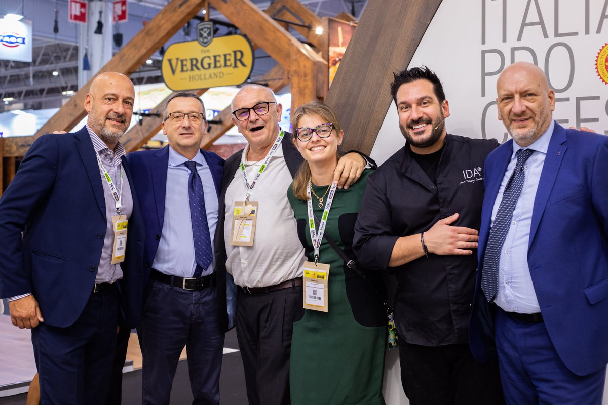 mozzarella_dop's tweet photo. Incontri e sapori da scoprire al #SIALParis con #Afidop🤍🇫🇷
Come la nouvelle caprese con #MozzarellaDOP di chef Denny Imbroisi che ha conquistato palati e fotocamere dei blogger!
Restano ancora 2 giorni a #Parigi con @Asiago_cheese, @gorgonzoladop, @GranaPadanoDOP e Taleggio DOP. https://t.co/RrwcLB7y89