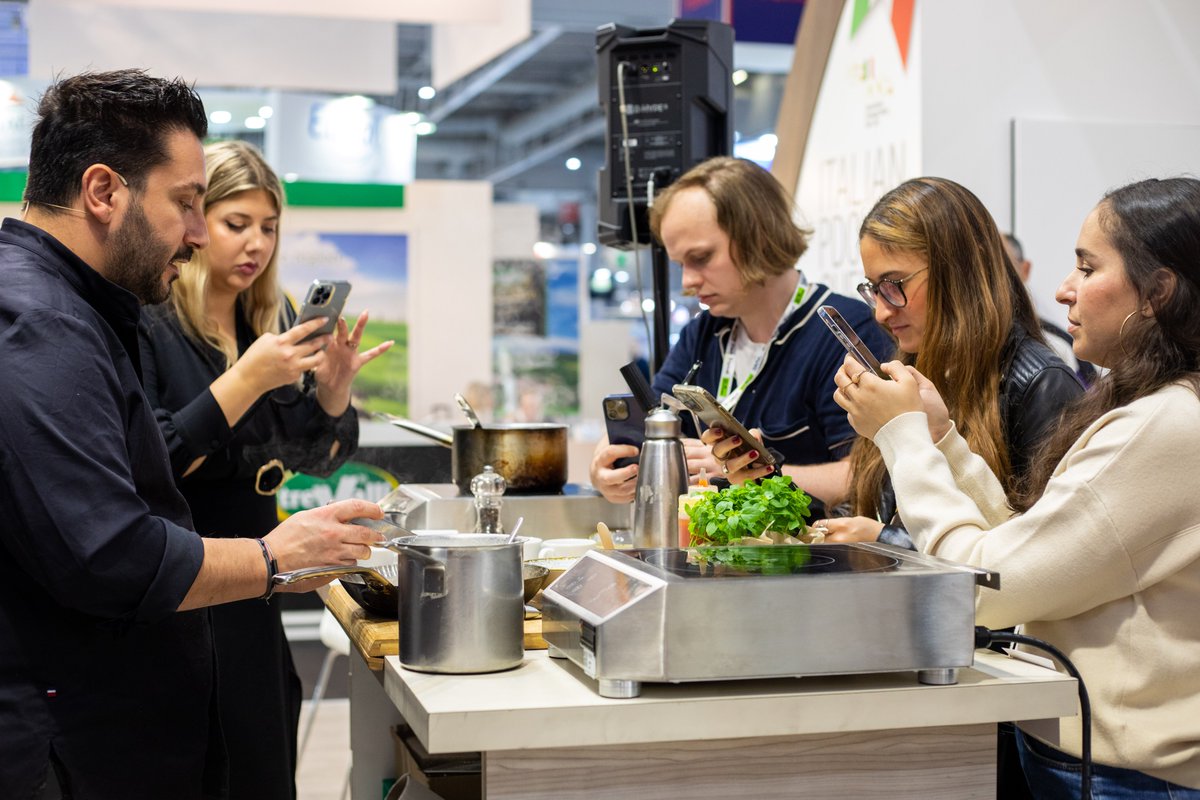 mozzarella_dop's tweet photo. Incontri e sapori da scoprire al #SIALParis con #Afidop🤍🇫🇷
Come la nouvelle caprese con #MozzarellaDOP di chef Denny Imbroisi che ha conquistato palati e fotocamere dei blogger!
Restano ancora 2 giorni a #Parigi con @Asiago_cheese, @gorgonzoladop, @GranaPadanoDOP e Taleggio DOP. https://t.co/RrwcLB7y89