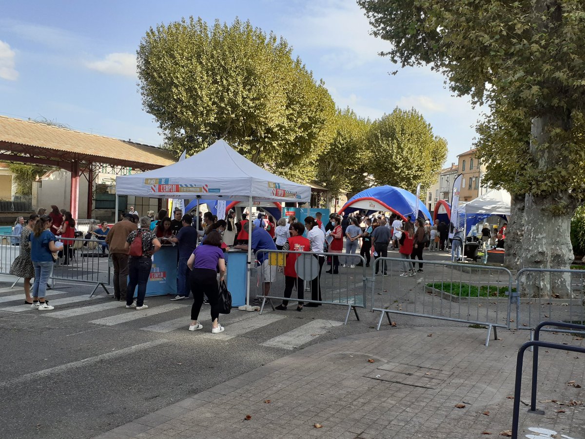 Déjà plus de 200 visiteurs sur la place de l'emploi et de la formation à  #chateaurenard . Des opportunités pour s'orienter vers les filières qui recrutent avec #poleemploi