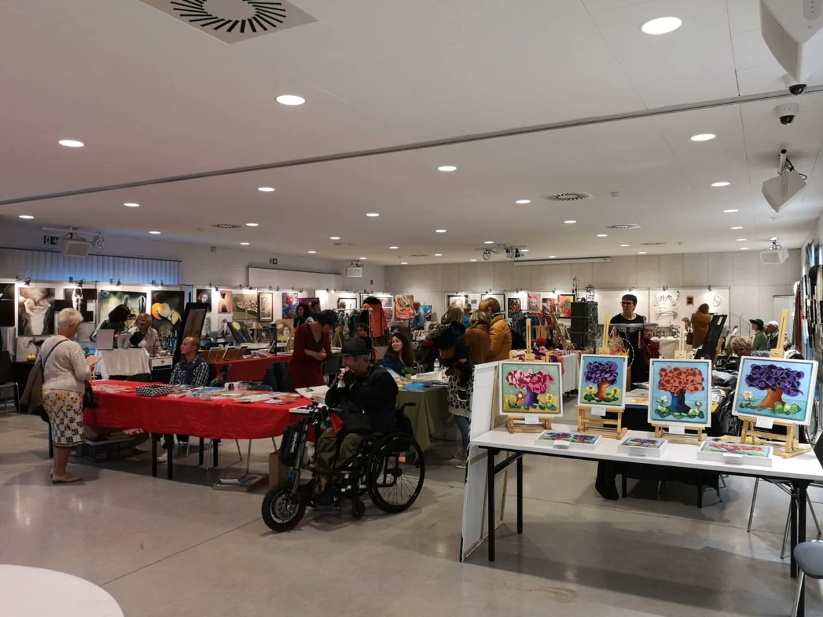 Mamzl's tweet photo. Un premier salon du livre et des artistes en tant qu invitée d'honneur. C'était une très belle expérience! Merci à Betty Batoul pour l invitation et aux autres artistes présents. De chouettes rencontres! Avec le soutien précieux des amis et de la famille. ❤️🙏 https://t.co/wccJbmS6zj
