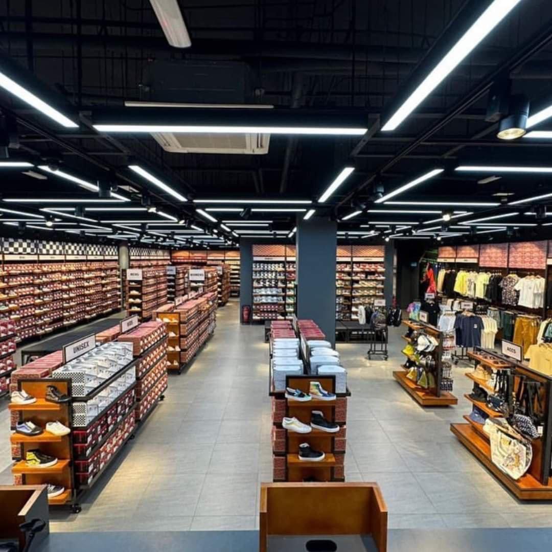 JalanCutiSantai's tweet photo. Outlet Vans terbesar di Asia Tenggara telah dibuka di Lot F38, di Mitsui Outlet Park 👟😍

Check Harga sini: https://t.co/YvLNIYBerS https://t.co/ID2TCqJ5Bg