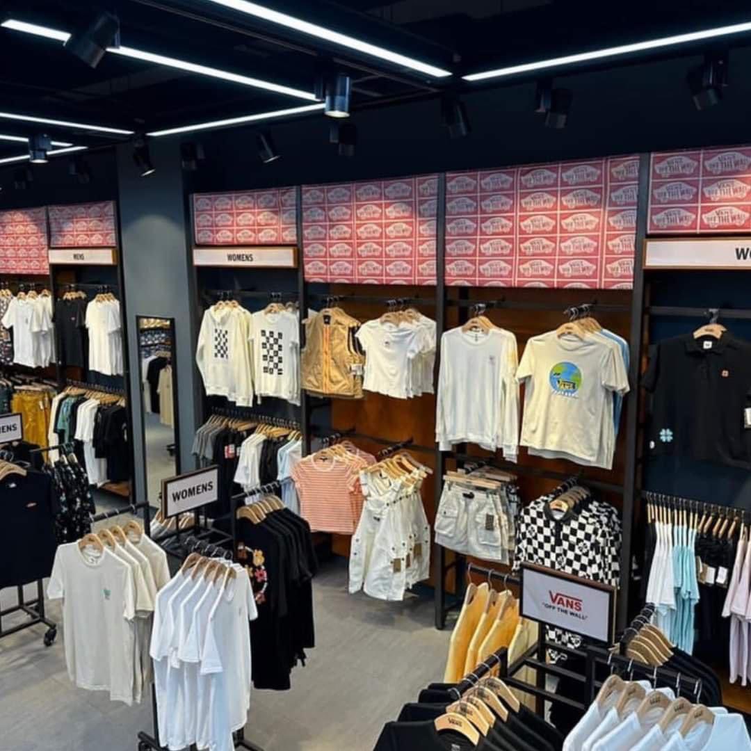 JalanCutiSantai's tweet photo. Outlet Vans terbesar di Asia Tenggara telah dibuka di Lot F38, di Mitsui Outlet Park 👟😍

Check Harga sini: https://t.co/YvLNIYBerS https://t.co/ID2TCqJ5Bg