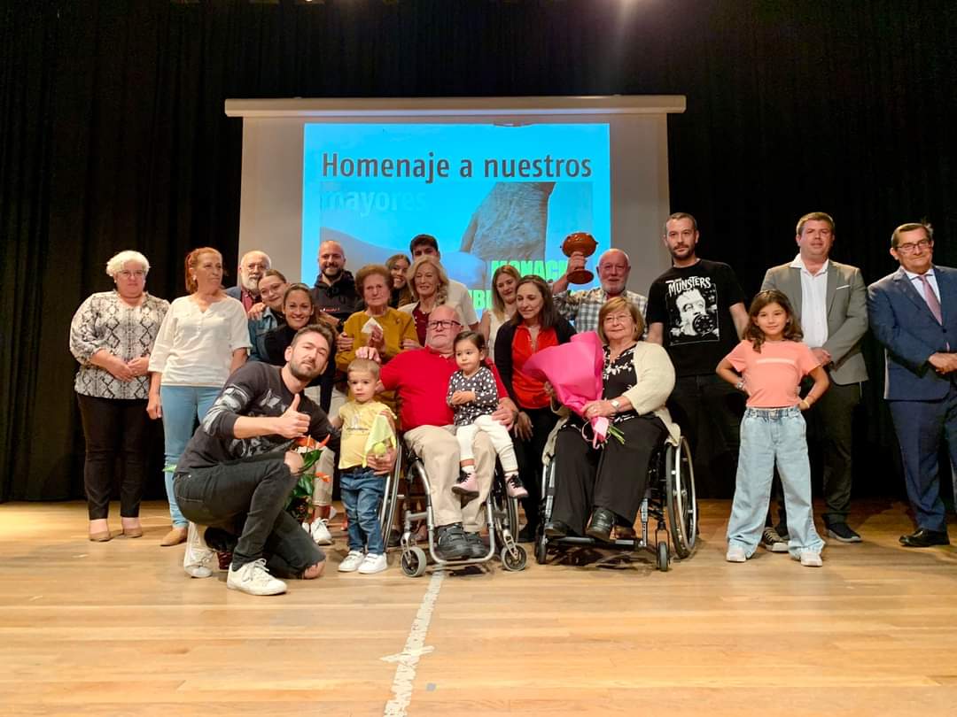 IMonachil's tweet photo. Homenaje, a propuesta de la asociación de Apenjumo, a 2 vecinos del municipio que se distinguen por su labor solidaria y espíritu de superación, dentro de la semana del mayor 
Octubre 2022 https://t.co/7ZE2dBKHQY