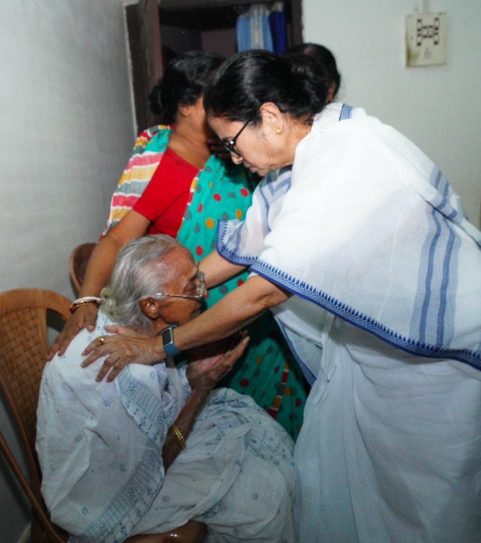 AITCofficial's tweet photo. Hon'ble Chairperson @MamataOfficial reached Jalpaiguri today and visited the families who were affected by flash floods in Malbazar.

She interacted with local residents &amp; assured her full support amid such difficult times.

We stand firmly beside people, through thick &amp; thin! https://t.co/lDFjCV05Ir