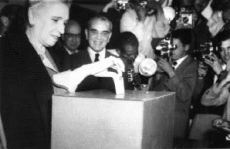 HistoriayDatos's tweet photo. 17 de octubre de 1953, en México se otorga a la mujer la capacidad para ejercer su voto y postularse en puestos de elección popular. Doña María Izaguirre, esposa del presidente Adolfo Ruiz Cortines, fue la primera mujer en emitir su voto el 3 de julio de 1955. https://t.co/6aVB9wYmHK