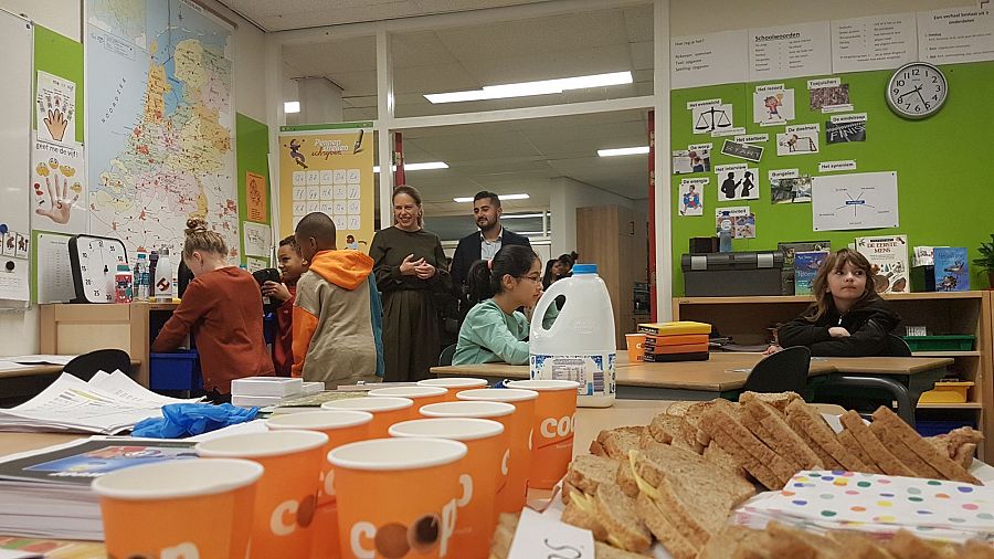 OBS Het Kleurrijk: "Ieder kind mag mee-ontbijten; géén selectie"

Minister Schouten komt op ontbijtbezoek bij basisschool in Schiedam West

deschiedammeronline.nl/artikel/detail…

<a href="/Primo_Schiedam/">Primo Schiedam</a> <a href="/jeugdedufonds/">Jeugdeducatiefonds</a> <a href="/carolaschouten/">Carola Schouten</a> <a href="/hansspekman/">Hans Spekman</a> <a href="/dknergin/">Doğukan Ergin</a>