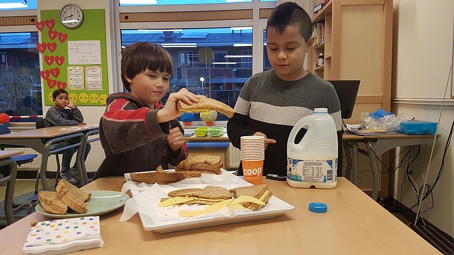 OBS Het Kleurrijk: "Ieder kind mag mee-ontbijten; géén selectie"

Minister Schouten komt op ontbijtbezoek bij basisschool in Schiedam West

deschiedammeronline.nl/artikel/detail…

<a href="/Primo_Schiedam/">Primo Schiedam</a> <a href="/jeugdedufonds/">Jeugdeducatiefonds</a> <a href="/carolaschouten/">Carola Schouten</a> <a href="/hansspekman/">Hans Spekman</a> <a href="/dknergin/">Doğukan Ergin</a>