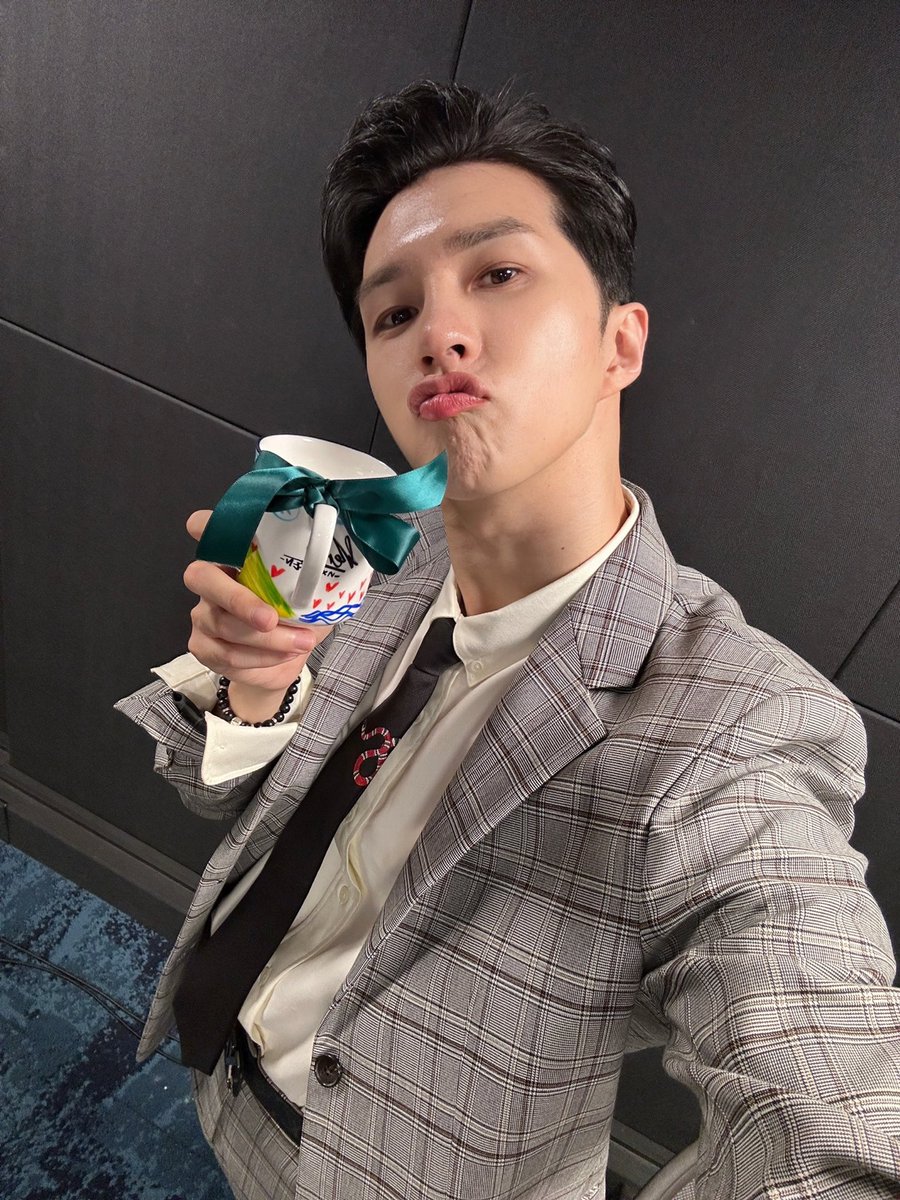 jaehwany0406's tweet photo. 2022. 10. 17. 월요일.

#쟌이뭐해

모하긴~~오늘 네이버 나우 커튼콜 뮤지컬쇼!!해찌이이
댓글 이벤트 당첨자를 위해 머그컵에 그림도 그리고 싸인도 해찌요오~축하합니다아아ㅋㅋㅋ

#켄 #뵬뷫애기들 #네이버나우커튼콜 #고품격뮤지컬쇼 #강성진 #민영기 #오종혁 #이재환 #유태양 #인간의법정 #아오 https://t.co/VYk2IqwyCb
