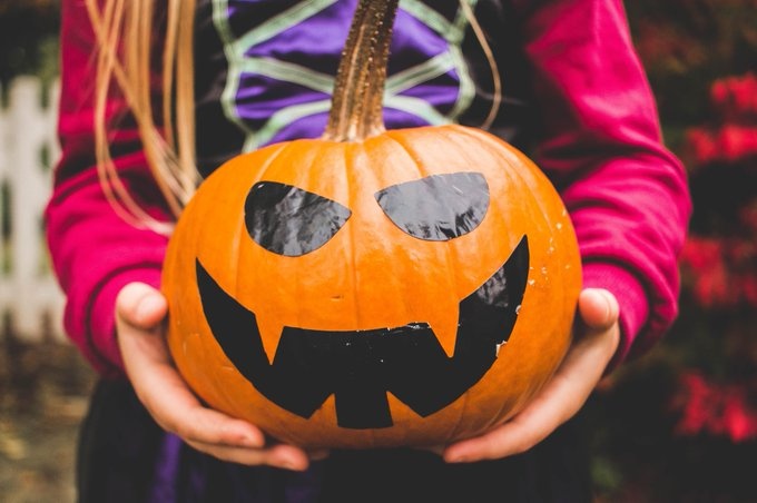 NorfolkCCTS's tweet photo. Look for the CE or UKCA mark on the label. Fancy dress costumes should be tested for flammability. The CE or UKCA mark certifies it's been tested. #Halloween https://t.co/INzjztrR0m