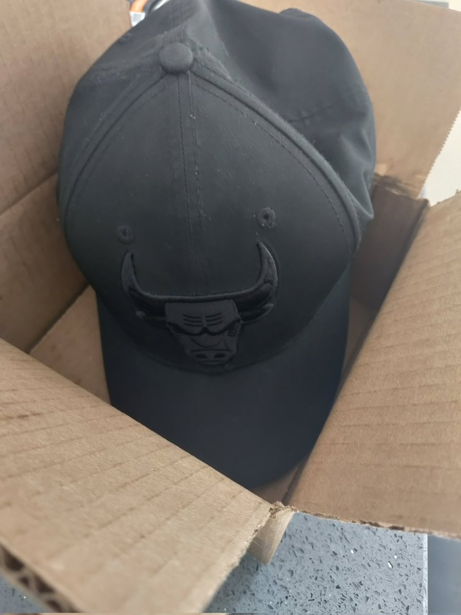 MoASBRAHIM's tweet photo. @olivegarden you made my day by shipping my basketball 🏀 hat back all the way to the UK months after i forgot it at your Allen TX restaurant (big shout to Randy the GM there). That is above and beyond and first class ! #CustomerService https://t.co/2eYA1DerqQ