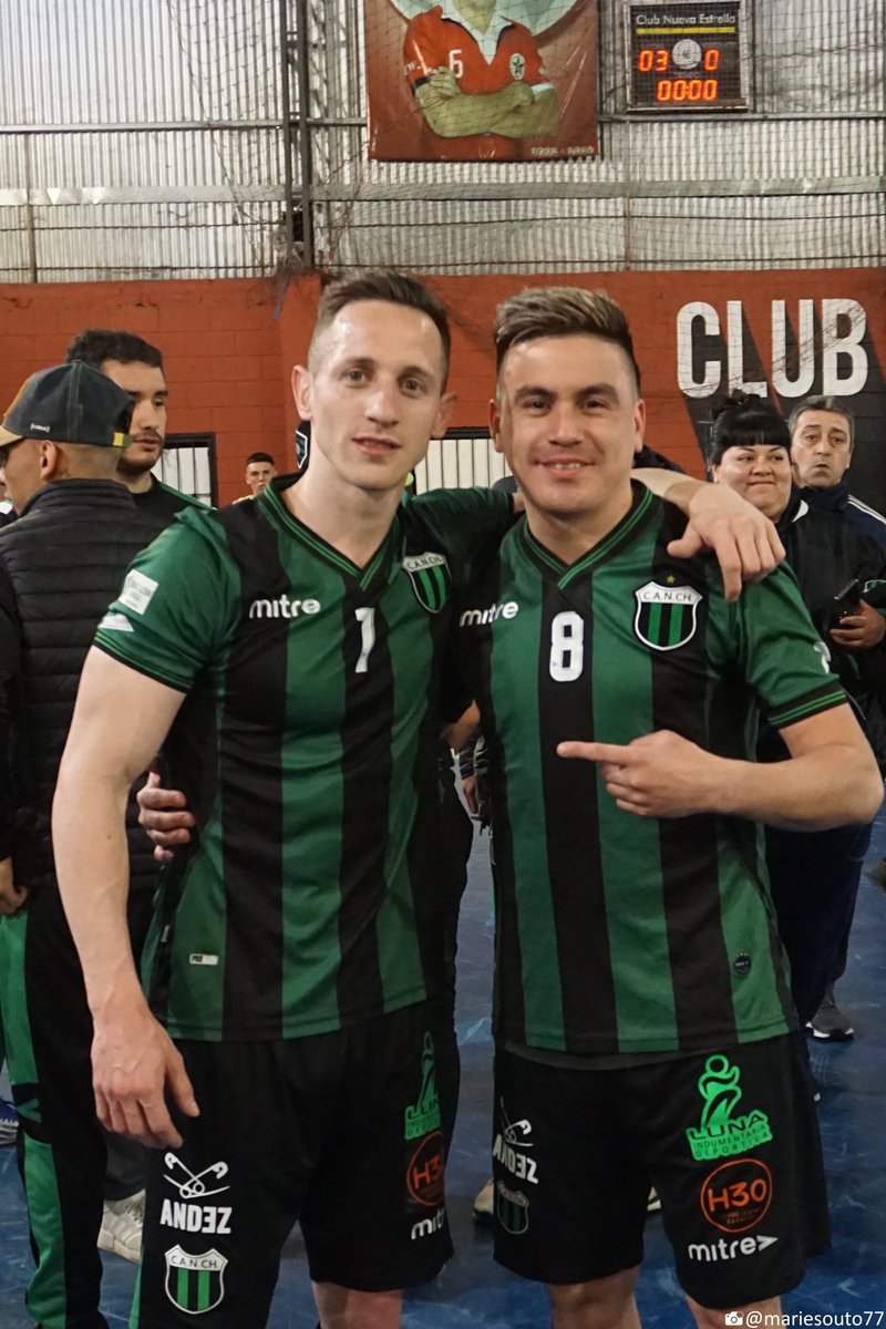 Canchfutsal's tweet photo. Sasha y Gabi ....Muchos Fútbol para una sola foto!!! https://t.co/cYZhskCras