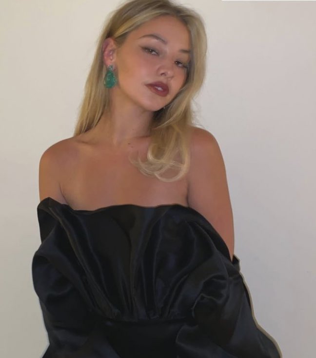 bestofcline's tweet photo. she knows she's THE it girl https://t.co/3HVtdGtP3S
