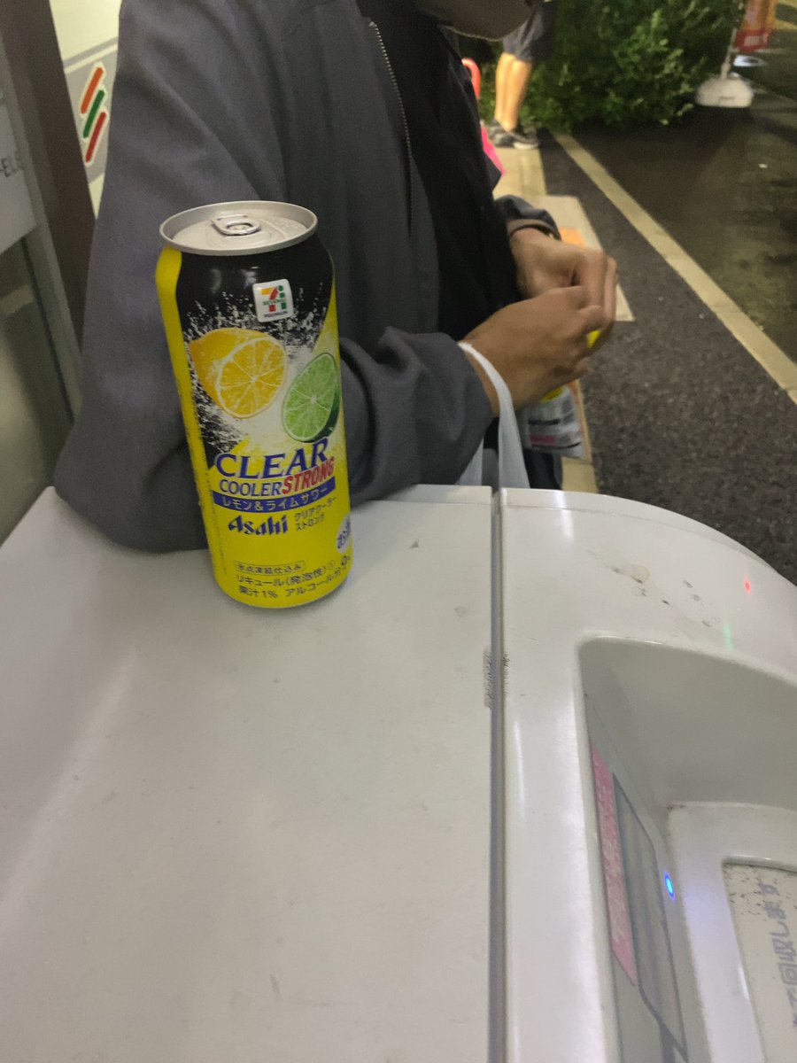 wonder297's tweet photo. ゴミとコンビニの前で溜まって喋るのが一番おもろい https://t.co/9O4LM4JQF8