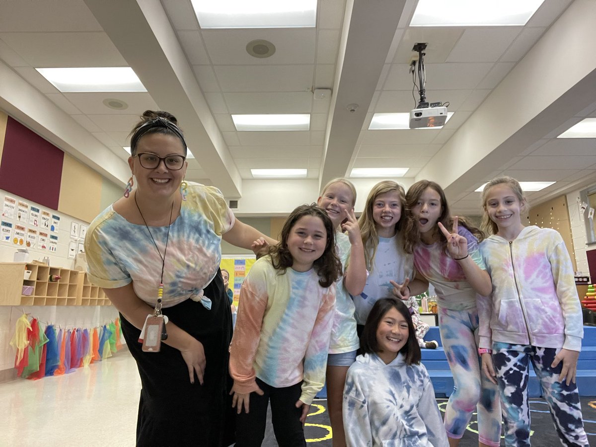 _TeacherThomps's tweet photo. Central school choir wears tie dye for @CentralES1 peace week! https://t.co/v7kI9SAXwK