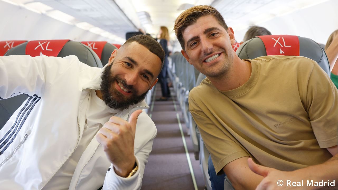 Benzema, el gran candidato a quedarse con el Balón de Oro 2022, ya se encuentra rumbo a París junto a Thibaut Courtois para asistir a la ceremonia de esta noche.