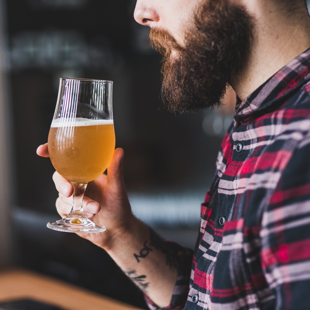 HAPPY HOUR // It's always a treat to have you at our brewery! Our Happy Hour is Mon-Thurs, 12-4pm for 12oz glasses. Join us and check out what refreshing brews we have on tap for you 🍻