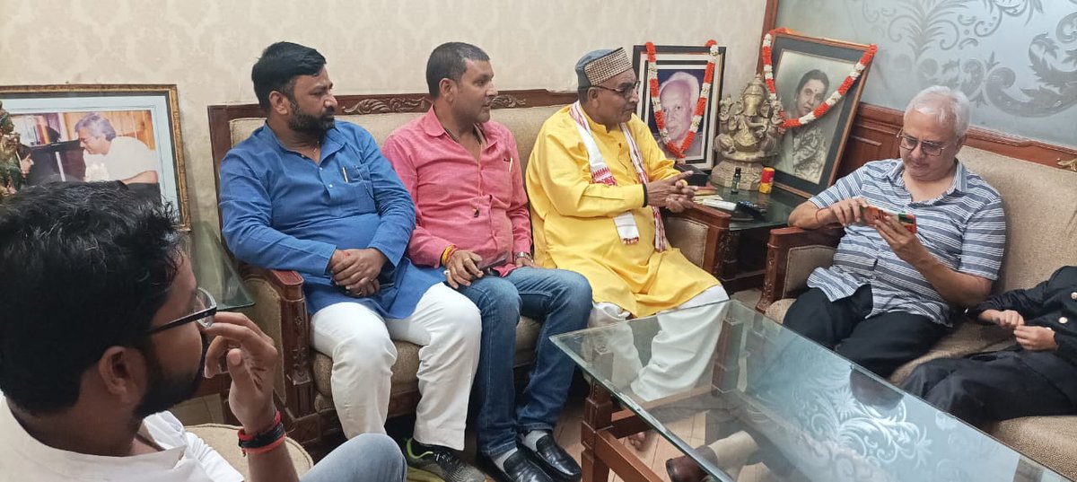 आज लखनऊ प्रवास के दौरान कुशीनगर की प्रिय जनता, भाजपा के सक्रिय कार्यकर्तागण का आगमन हुआ. श्री मुकेश दुबे जी, श्री घनश्याम गोरखपुरी जी, श्री शैलेंद्र सिंह जी समेत सभी के साथ स्नेहिल समय व्यतीत किया.

आप सभी का विशेष आभार