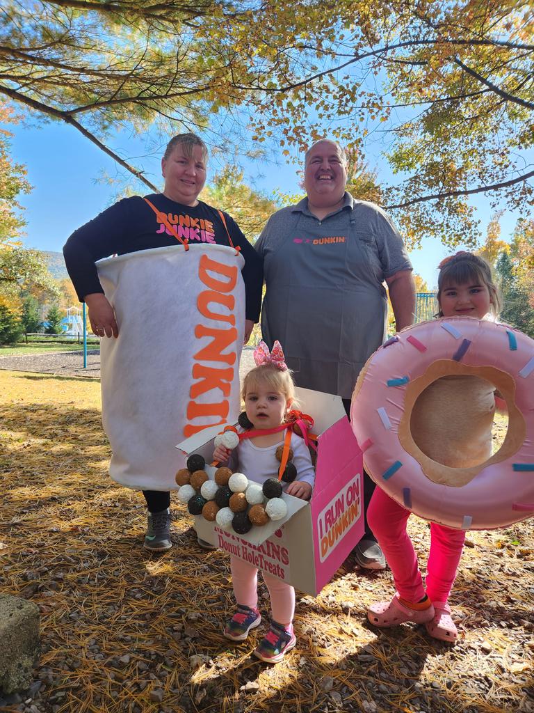 kellydorbit's tweet photo. Dorbit Family Halloween Costumes 🍩🎃👻

#halloweencamping #familycostumes #twingrovecampground #dorbitfamilyof4 #werunondunkin https://t.co/aZifW4hdqE