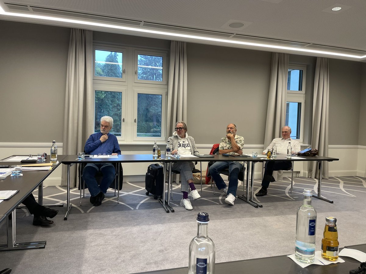 HoeppnerKV's tweet photo. Kuratorium Frankfurter Musikpreis: Zukunftsperspektiven für einen der renommiertesten nationalen Musikpreise. Freudige Pausenüberraschung: Chiaroscuro CD von meinem Freund und Kuratoriumskollegen Martin Christoph Redel überreicht. @DMusikrat #Musikrat https://t.co/53hyjO37HY
