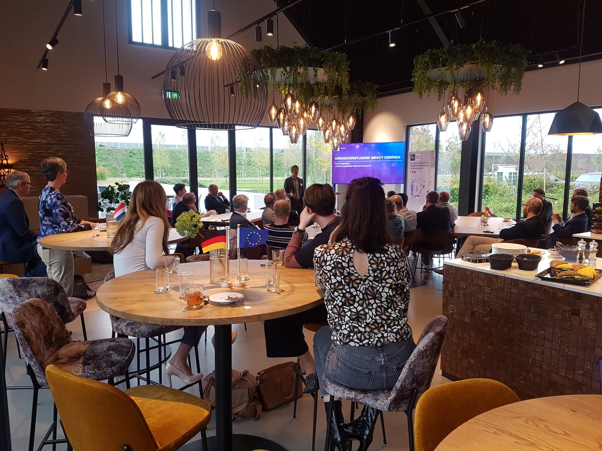 fontysborders's tweet photo. Vanmiddag keken we samen met externe partners terug op de CBBD lectoraatsperiode 2019-2023 en keken we vooruit naar de komende jaren i.h.k.v. grensoverschrijdende samenwerking. #fontysvenlo #fontys #venlo #wijzijnfontys #crossborderbusinessdevelopment #workshop #hoeverosa https://t.co/CFjkOWjtYP