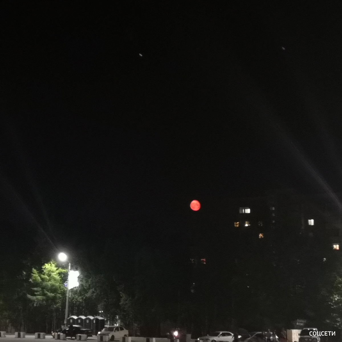 Луна над москвой. Кровавая луна над москвой. Рассвет в царицыно. Луна над москвой. Пейзаж москвы.