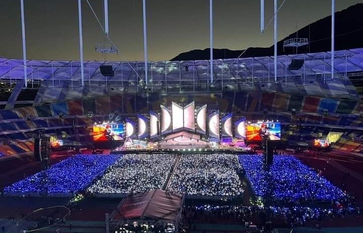 Stan_king7's tweet photo. Esto no es un adiós, sino un hasta pronto. Mientras estén cumpliendo su servicio militar, espero se mantengan saludables.. Porque aquí Army no nos moveremos y esperaremos su regreso, también apoyando sus trabajos individuales👑

Nos vemos en 2025 BTS💜😭🥺
#ForeverWithBTS https://t.co/MF1PogAkYT