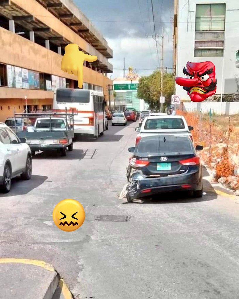 TransporteZaca1's tweet photo. Como cuando dices... deja lo estacionó ⚠️ al cabo no pasa nada‼️ Pero no contabas con los camiones urbanos que suben y no tienen visión en esa parte 😖⚠️👺 #transportepublico #Zacatecas #GobiernoCorruptoyMentiroso https://t.co/qYwyypWG36