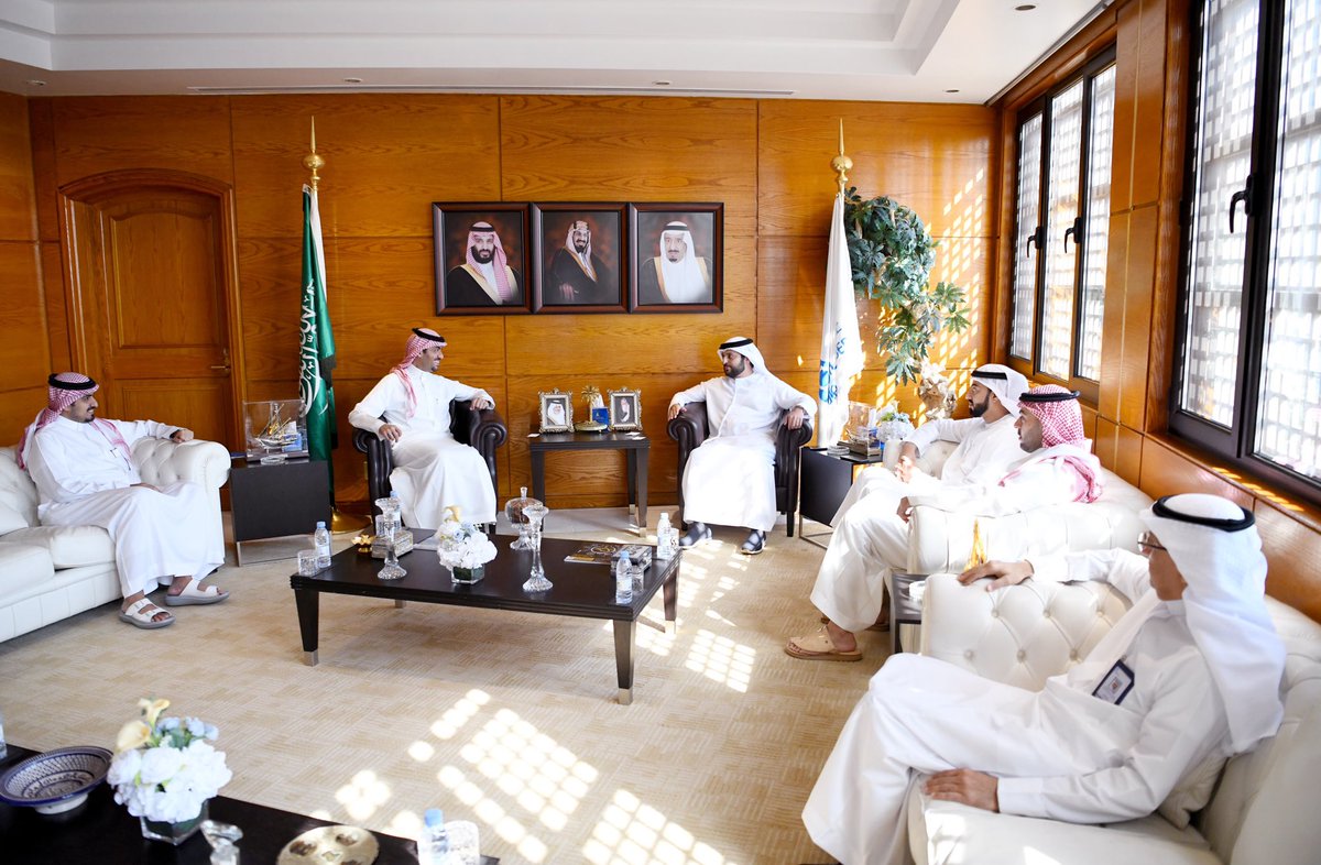 AsharqiaChamber's tweet photo. التقى رئيس #غرفة_الشرقية بدر بن سليمان الرزيزاء اليوم الاثنين الملحق التجاري بسفارة الامارات العربية المتحدة لدى المملكة احمد بن سلطان الفلاحي، حيث جرى بحث اوجه التعاون الاقتصادي. https://t.co/bza6Yh0BjZ