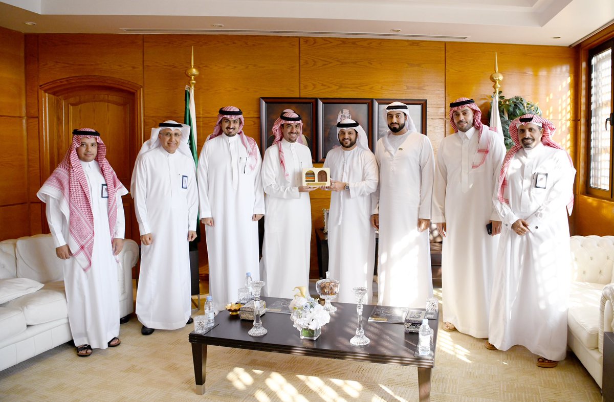 AsharqiaChamber's tweet photo. حضر اللقاء النائب الاول لرئيس الغرفة حمد بن محمد البوعلي وعضو مجلس الادارة بدر بن محمد العبدالكريم والامين العام عبدالرحمن بن عبدالله الوابل ورئيس قسم الشؤون الاقتصادية بمكتب الملحق التجاري الاماراتي نهيان بن محمد الظاهري https://t.co/3qsGqwryTN