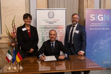 ItalyinGermany's tweet photo. Am 12.10.2022 wurde in der #Botschaft der Verein 
@SIGNnw vorgestellt. Das Netzwerk unterstüzt die #Forschung  🇮🇹Wissenschaftler in 🇩🇪, um den Wissenstransfer der in 🇮🇹 und 🇩🇪 aktiven Experten zu fördern.    🇮🇹🤝🇩🇪
#BrainRegain #sistemaItalia #diplomaziascientifica 
@ItalyMFA_int https://t.co/IDMN58WXIp