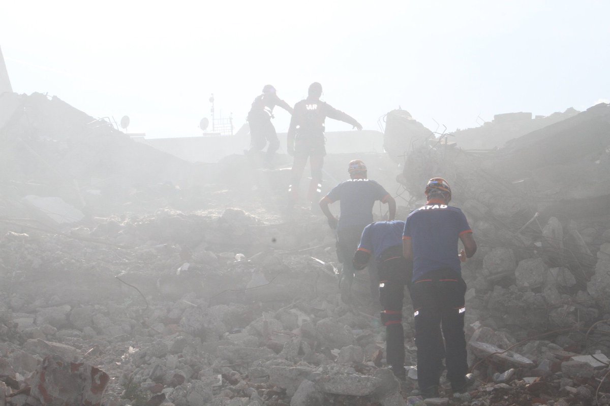 📍Bingöl

#2022AfetTatbikatYılı kapsamında, 6️⃣ farklı noktada gerçekleştirilen Masa başı ve Saha Tatbikatı başarıyla tamamlandı.

Tatbikatta;
👷🏻‍♂️4️⃣5️⃣3️⃣ personel
🚐7️⃣6️⃣ araç
görev aldı.

Tatbikata katılan tüm kurum, kuruluş, STK ve vatandaşlarımıza teşekkürlerimizle…

<a href="/AFAD_Bingol/">A F A D Bingöl</a>