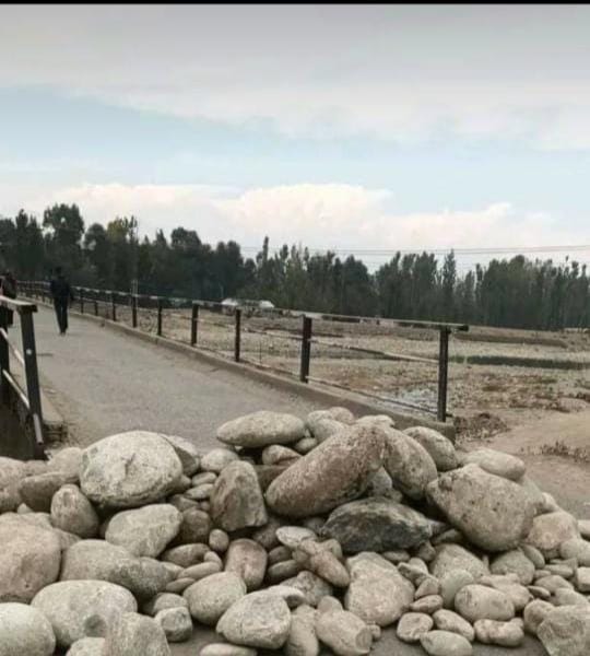 RisingKashmir's tweet photo. In #Kulgam, #Admin declares #BrazlooBridge unsafe for #HMV’s
Reports @YounusRashid97
@DcKulgam
@DioKulgam
https://t.co/B8WIyP54g2 https://t.co/HBQaTXGZbQ
