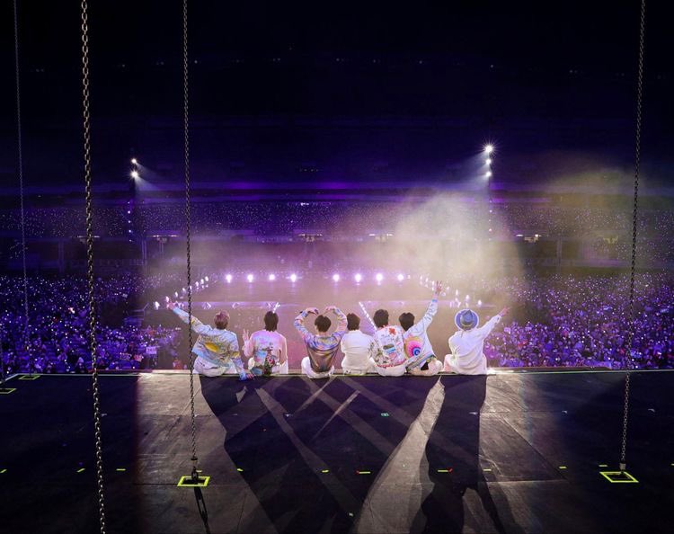 llxllsz's tweet photo. 2025, by the time I may get married, get job to pay the cost of my dream BTS concert. We will welcome you BTS with new life experience but with same enthusiasm and love. Take care and come soon. 

SEE YOU SOON BTS IN 2025.
#ForeverWithBTS https://t.co/jEW5QvmSSr