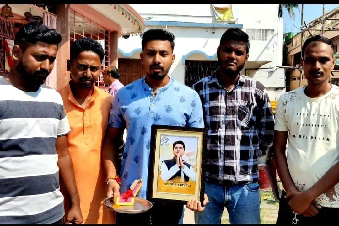 SubhraPratimRo4's tweet photo. কালিয়াগঞ্���ের তৃণমূল যুব কংগ্রেসের সৈনিকরা সর্বভারতীয় তৃণমূল কংগ্রেসের সাধারণ সম্পাদক অভিষেক ব্যানার্জীর চোখের অস্ত্রপ্রাচার সফল হয়েছে ,তার দ্রুত সুস্থতা কামনা করে ঐতিহ্যবাহী শ্রী শ্রী বয়রা মায়ের মন্দিরে পূজা দিলো ۔
#GetWellSoonAbhishekBanerjee 
@abhishekaitc
@mosaraf_hussen https://t.co/JJHVBs2Q3o