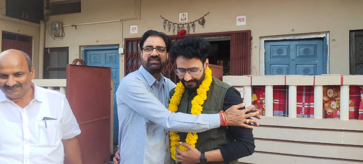 JajpalJajji's tweet photo. अशोकनगर का नाम पूरे देश में रोशन कर #RubaruMrIndia2022 ब्रांड अम्बेसडर का खिताब जीत कर आए श्री @vineets02138278 जी का उनके निवास पर पहुँचकर सम्मान किया व बधाई दी। साथ ही फूल माला पहनाकर व मुँह मिठा कराकर आगामी भविष्य में मॉडलिंग का विश्व खिताब जीतने के लिए शुभकामनाएं दी। https://t.co/K2uYxU6vsG