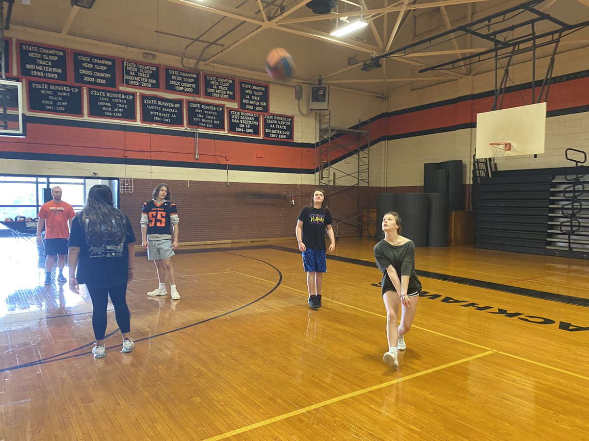 WWHS_PE's tweet photo. 🏐 Volleyball Unit Pics from 3rd Period Freshmen PE 🏐 Learning skills and how to play the game! 
@TheGreenesWWHS @dreward4 @CoachEarlRoland @WestWilkesHS https://t.co/JvUQNHRkeQ