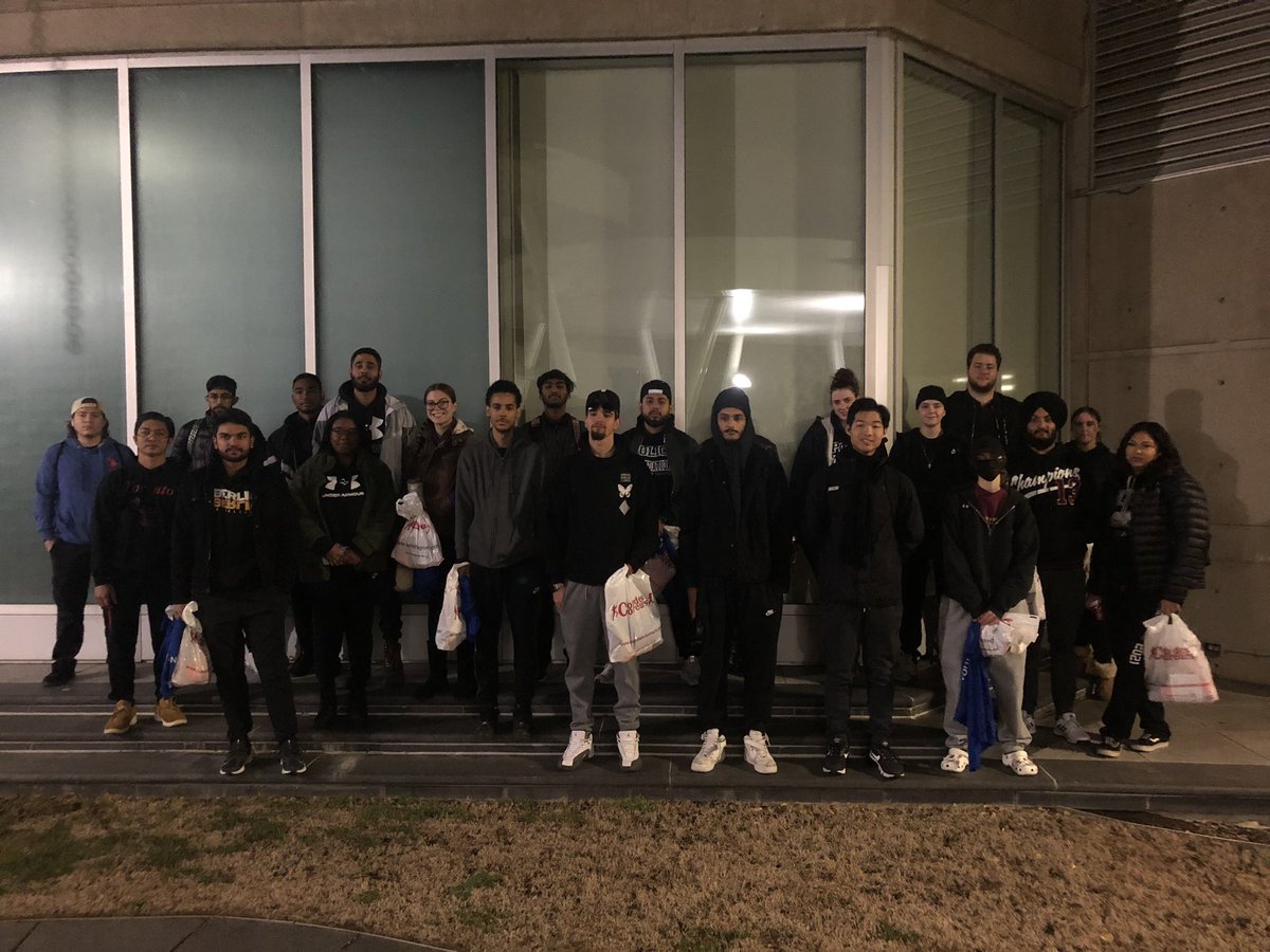 Jessica66368393's tweet photo. A shout out to Sheridan Police Foundations students who volunteered at the Toronto Waterfront Marathon - all played a vital role in keeping the course safe as marshals. @sheridanalumni @sheridancollege https://t.co/tNjxMPUPaX
