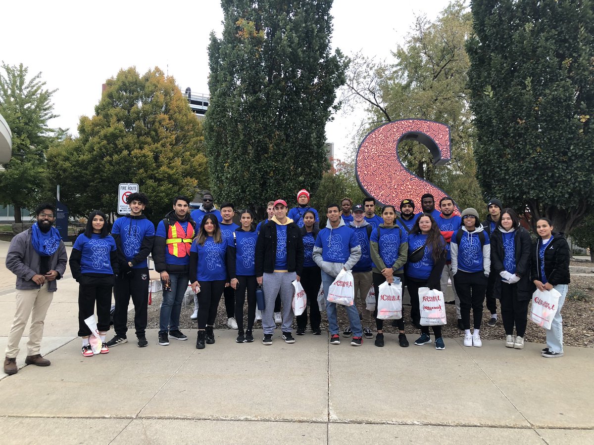 Jessica66368393's tweet photo. A shout out to Sheridan Police Foundations students who volunteered at the Toronto Waterfront Marathon - all played a vital role in keeping the course safe as marshals. @sheridanalumni @sheridancollege https://t.co/tNjxMPUPaX