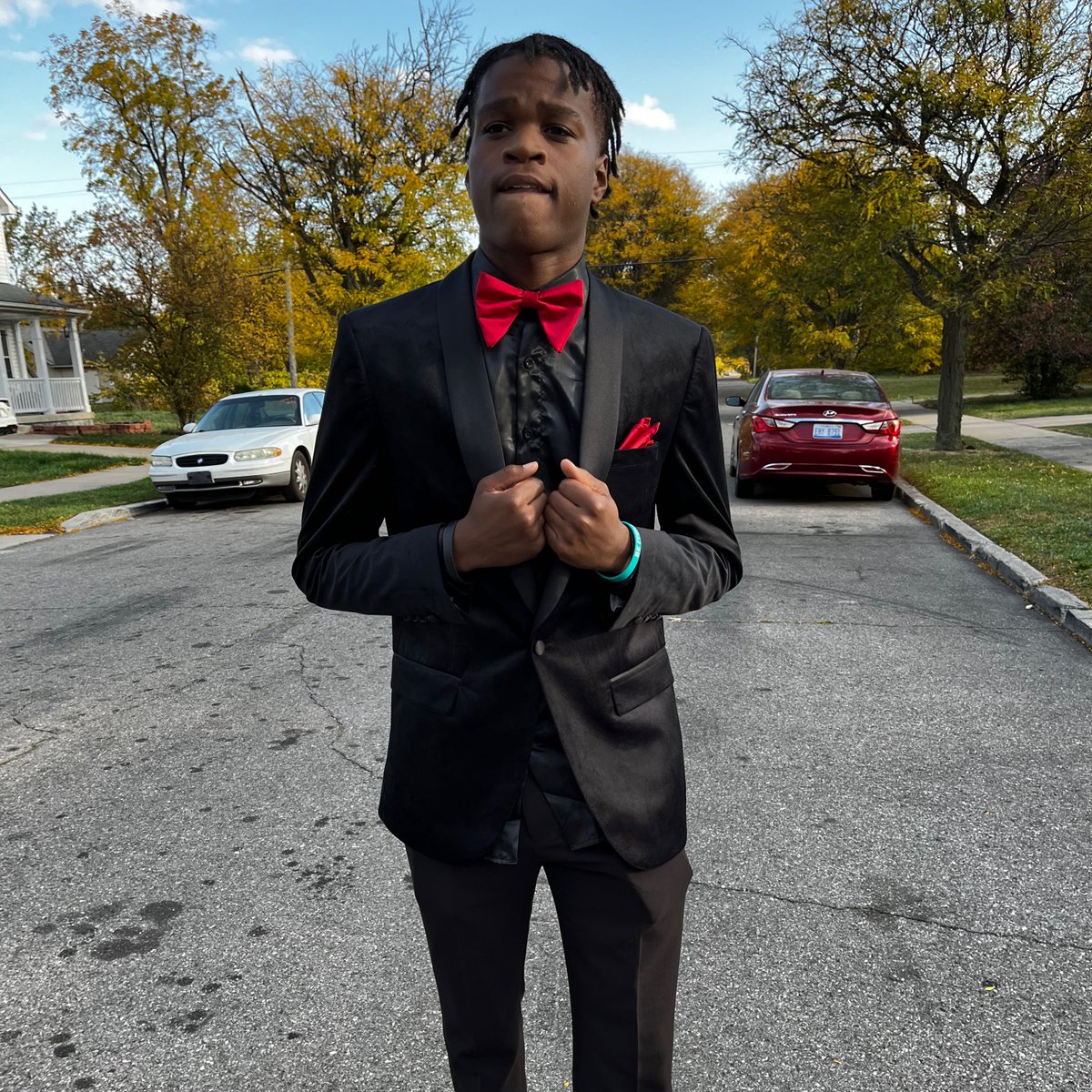 caught_up1's tweet photo. Our mentee Bari goes to homecoming for the first time!! You’re looking sharp Bari!! https://t.co/dvCqtWXhl8