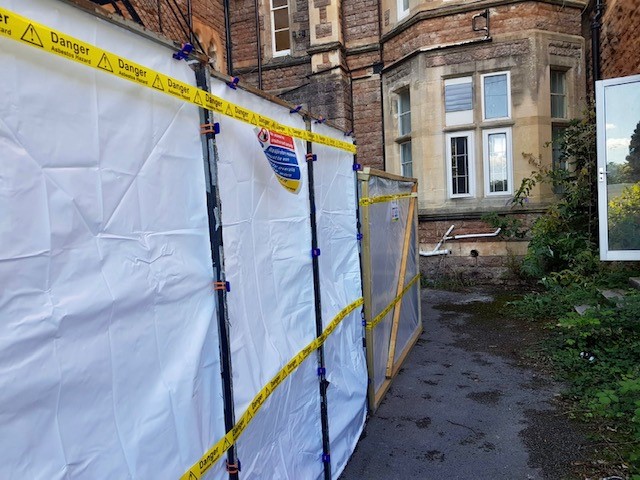 Rightwayenviro's tweet photo. We made the journey to #Somerset to remove #amosite and #stalls chrysotile #asbestos #insulation board lining from the doors of a care home. 
We #constructed the enclosure with fully controlled #conditions, under negative pressure and the use of a decontamination unit.# https://t.co/GDjNv81Iu7