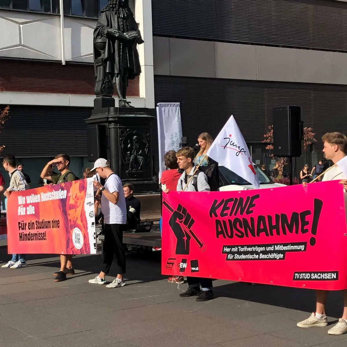 JungeGEWSachsen's tweet photo. Zukunft gestalten wir - ein besseres Hochschulgesetz brauchen wir! Studis, Dozierende und Profs stellen gemeinsam Forderungen auf: https://t.co/GT8D5VtlzF
Demos heute mittag in #Leipzig, nachmittags in #Dresden vorm Landtag! #revolutionstudium #Tarifvertragjetzt für #SHK|s #WHK|s https://t.co/MhMwBMLm3m