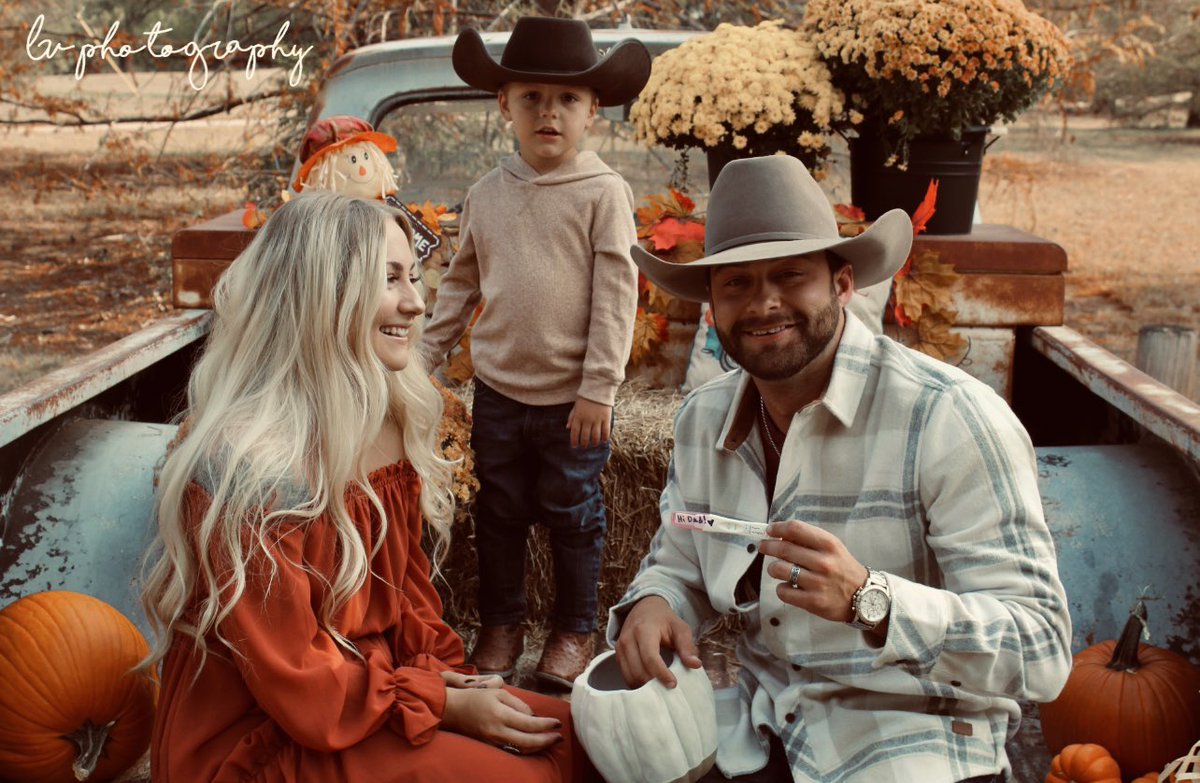..And then there was 4 🤍🍂

Happy 1 year wedding anniversary Rance! I had so much fun surprising you two 🧡