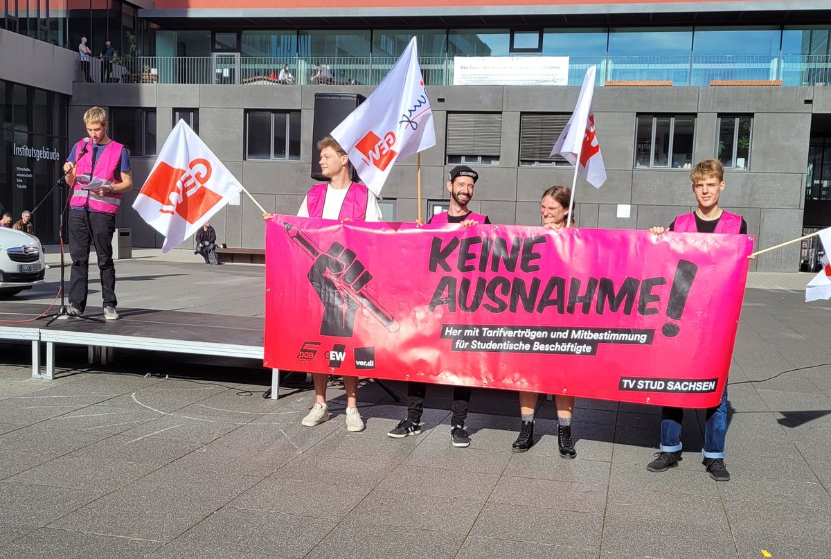JungeGEWSachsen's tweet photo. Zukunft gestalten wir - ein besseres Hochschulgesetz brauchen wir! Studis, Dozierende und Profs stellen gemeinsam Forderungen auf: https://t.co/GT8D5VtlzF
Demos heute mittag in #Leipzig, nachmittags in #Dresden vorm Landtag! #revolutionstudium #Tarifvertragjetzt für #SHK|s #WHK|s https://t.co/MhMwBMLm3m