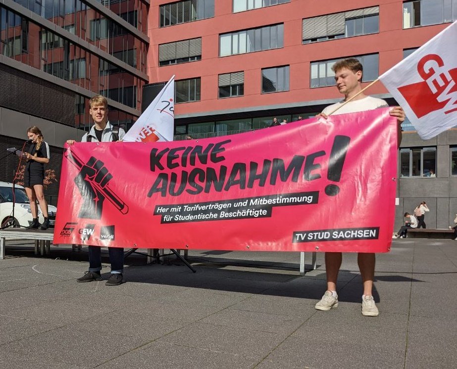 JungeGEWSachsen's tweet photo. Zukunft gestalten wir - ein besseres Hochschulgesetz brauchen wir! Studis, Dozierende und Profs stellen gemeinsam Forderungen auf: https://t.co/GT8D5VtlzF
Demos heute mittag in #Leipzig, nachmittags in #Dresden vorm Landtag! #revolutionstudium #Tarifvertragjetzt für #SHK|s #WHK|s https://t.co/MhMwBMLm3m
